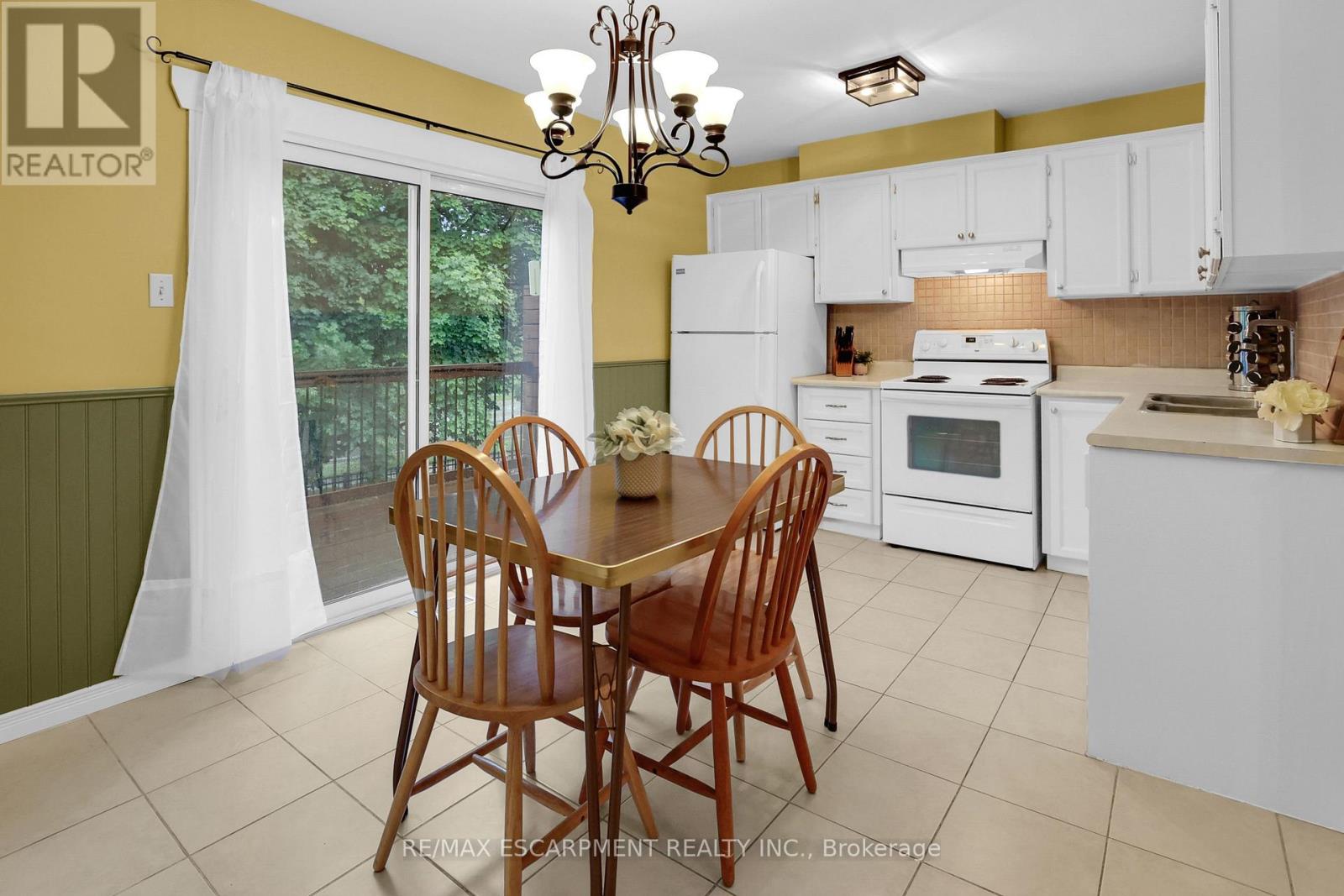 Photo 9 of 15 130 Livingston Avenue, Grimsby ON