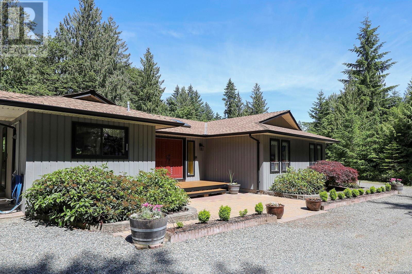 Photo 12 of 970 Mclean Rd, Qualicum Beach BC