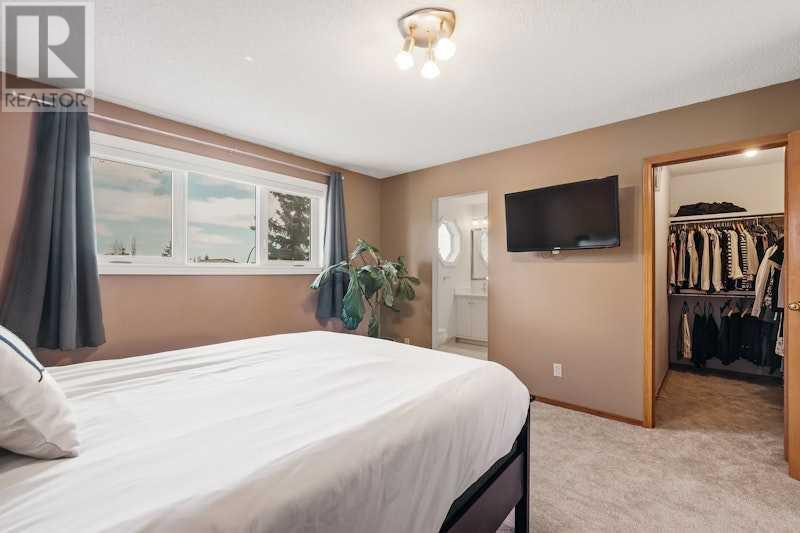 Single Family House for Sale in  Edgepark Way NW Edgemont Calgary 