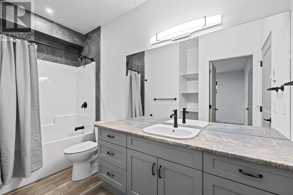  712 Lake Court, West Kelowna