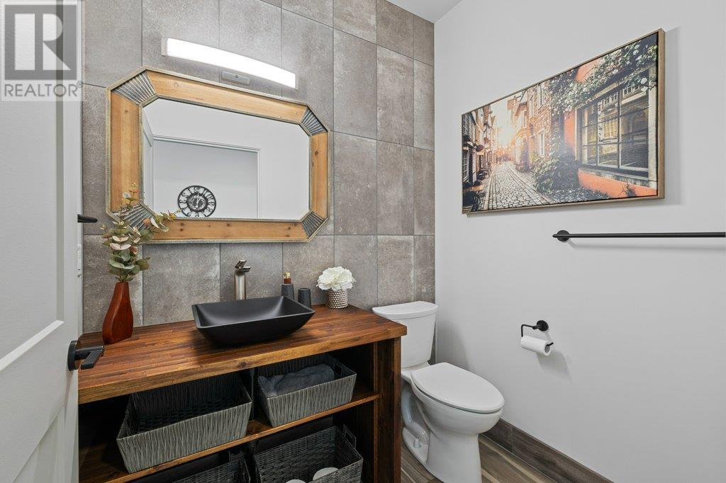  712 Lake Court, West Kelowna