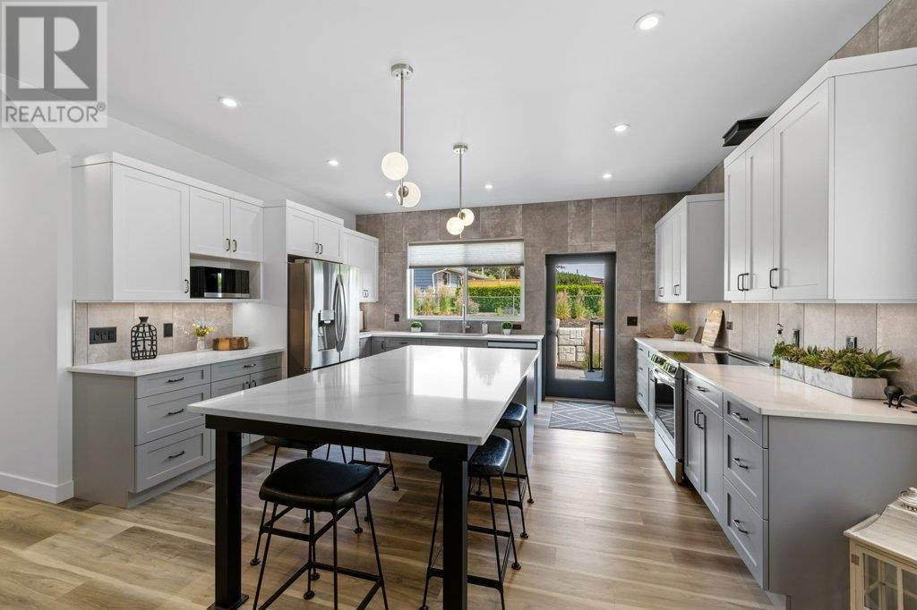  712 Lake Court, West Kelowna