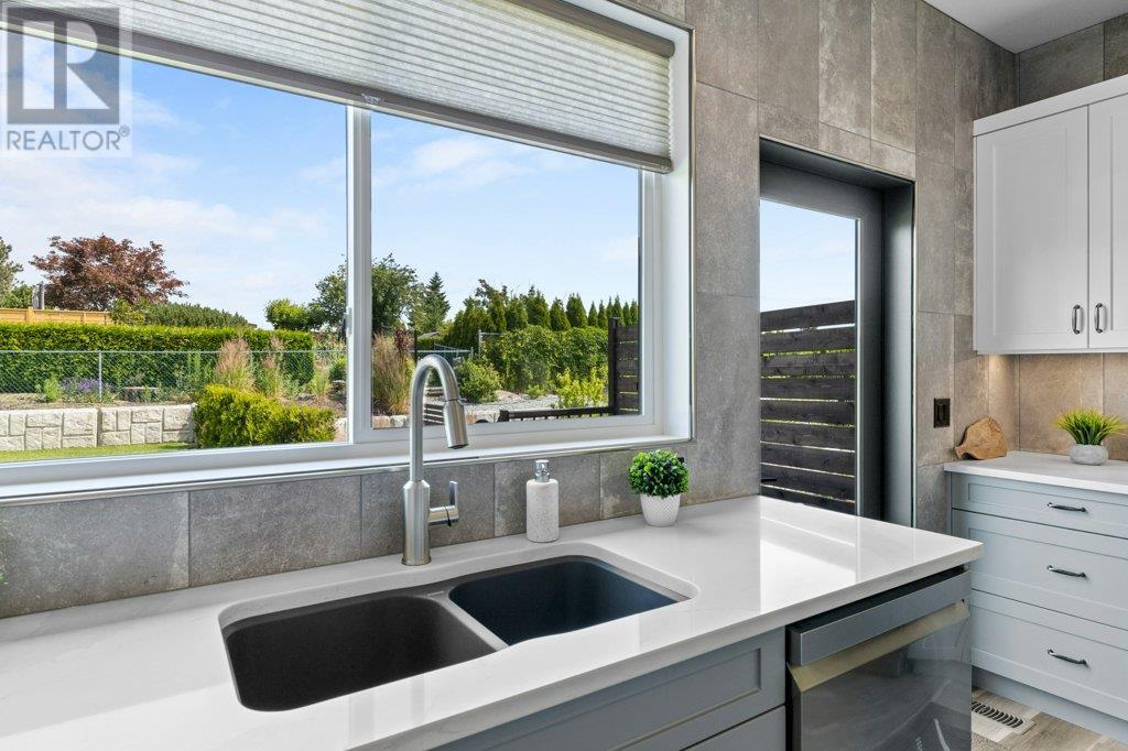  712 Lake Court, West Kelowna