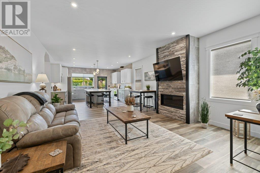  712 Lake Court, West Kelowna