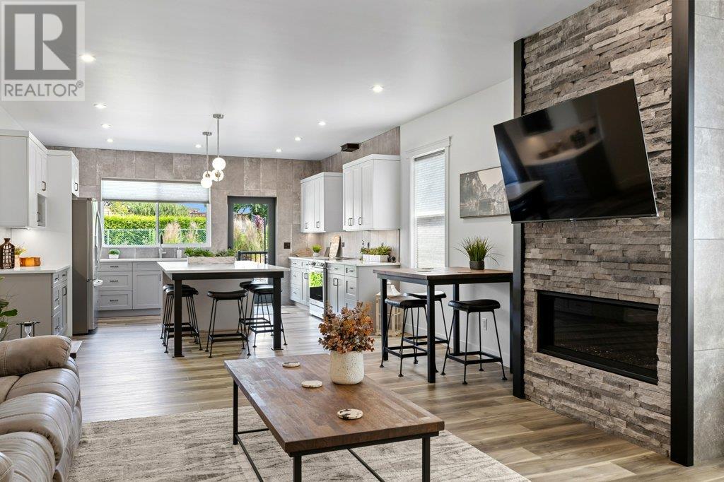  712 Lake Court, West Kelowna