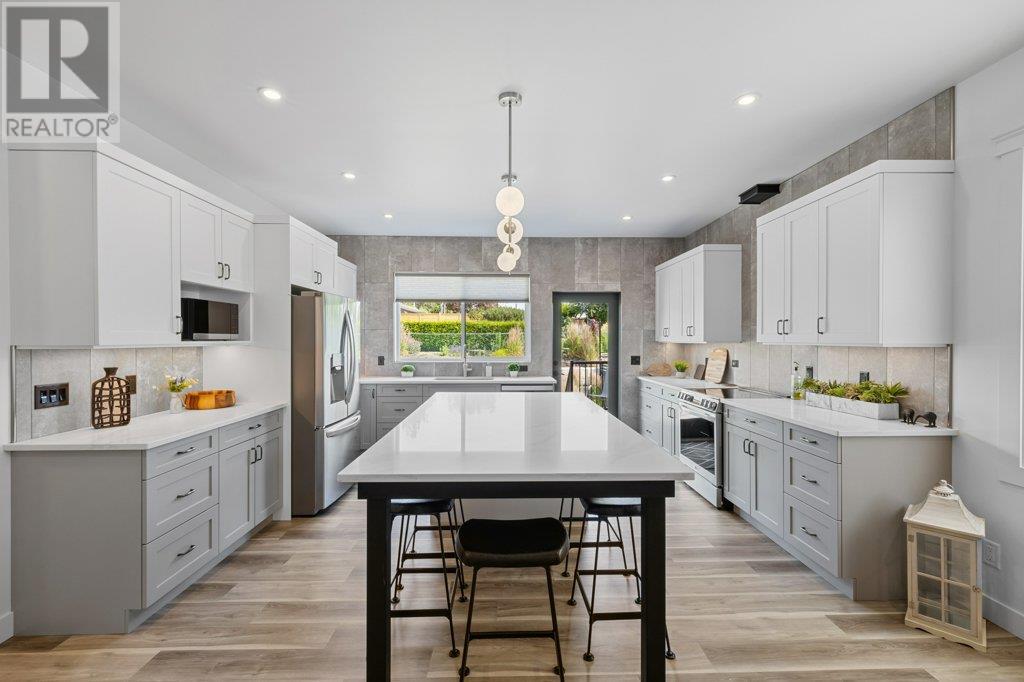  712 Lake Court, West Kelowna