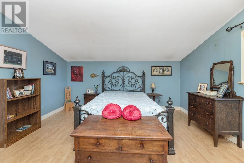 1064 ROSAMUND ROAD, Gibsons