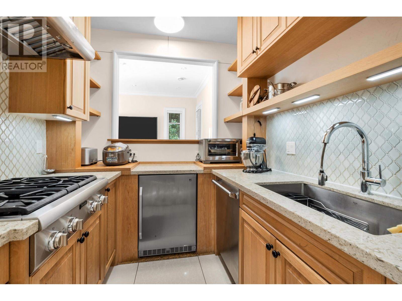 Photo 9 of 8233 Government Road, Burnaby BC