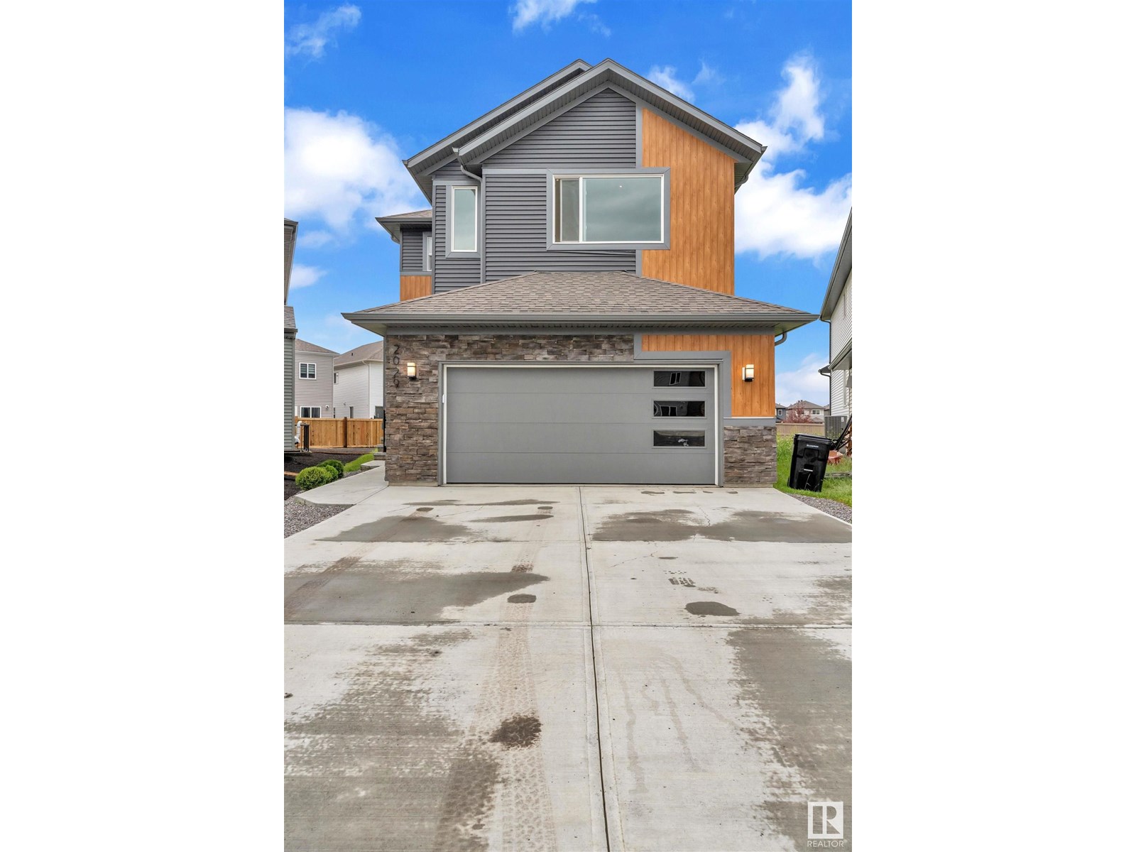 Photo 2 of 2029 13 A Av Nw, Edmonton AB