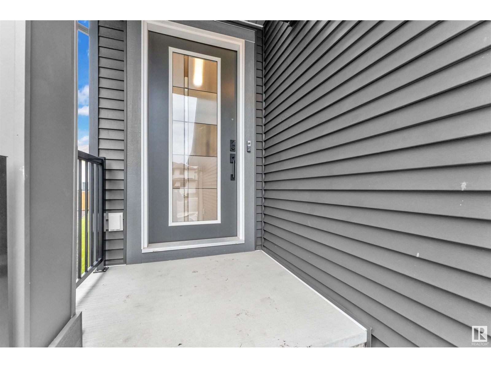Photo 4 of 2029 13 A Av Nw, Edmonton AB