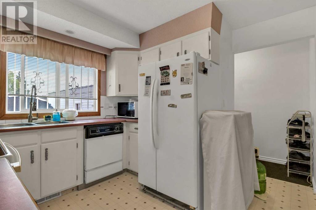 Single Family House 4 Level for Sale in  Temple Drive NE Temple Calgary 