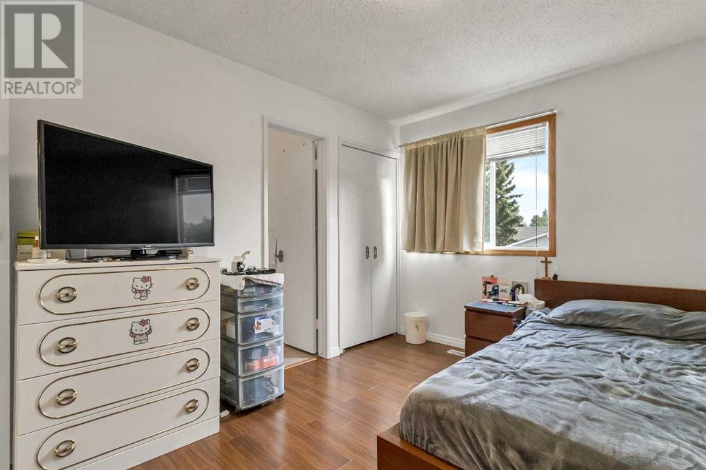 Single Family House 4 Level for Sale in  Temple Drive NE Temple Calgary 