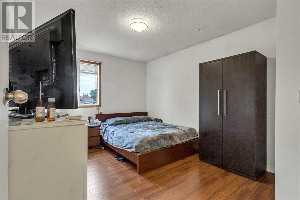 Single Family House 4 Level for Sale in  Temple Drive NE Temple Calgary 