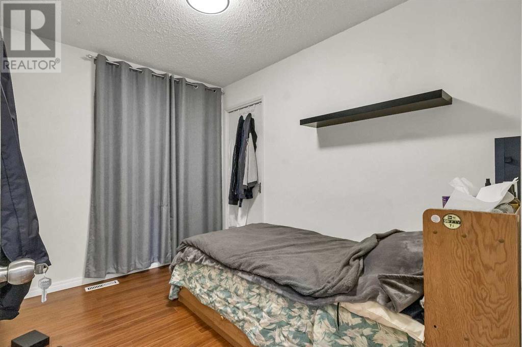 Single Family House 4 Level for Sale in  Temple Drive NE Temple Calgary 