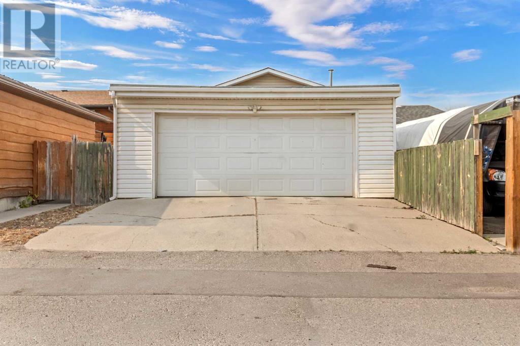 Single Family House 4 Level for Sale in  Temple Drive NE Temple Calgary 