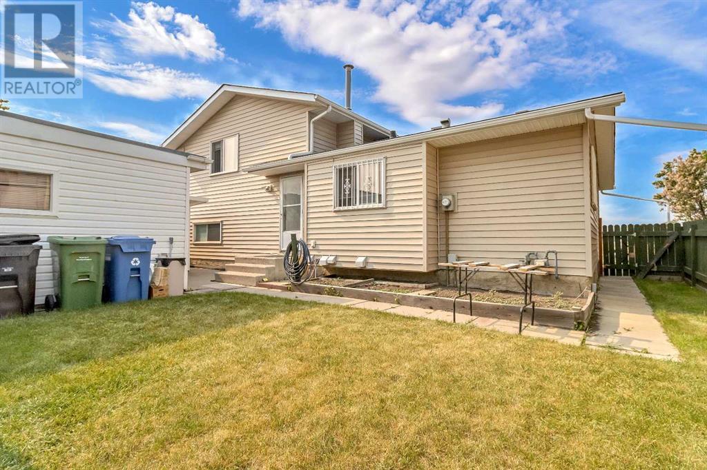 Single Family House 4 Level for Sale in  Temple Drive NE Temple Calgary 