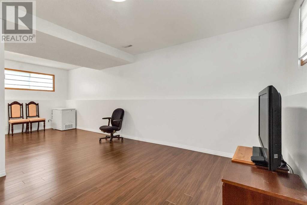 Single Family House 4 Level for Sale in  Temple Drive NE Temple Calgary 