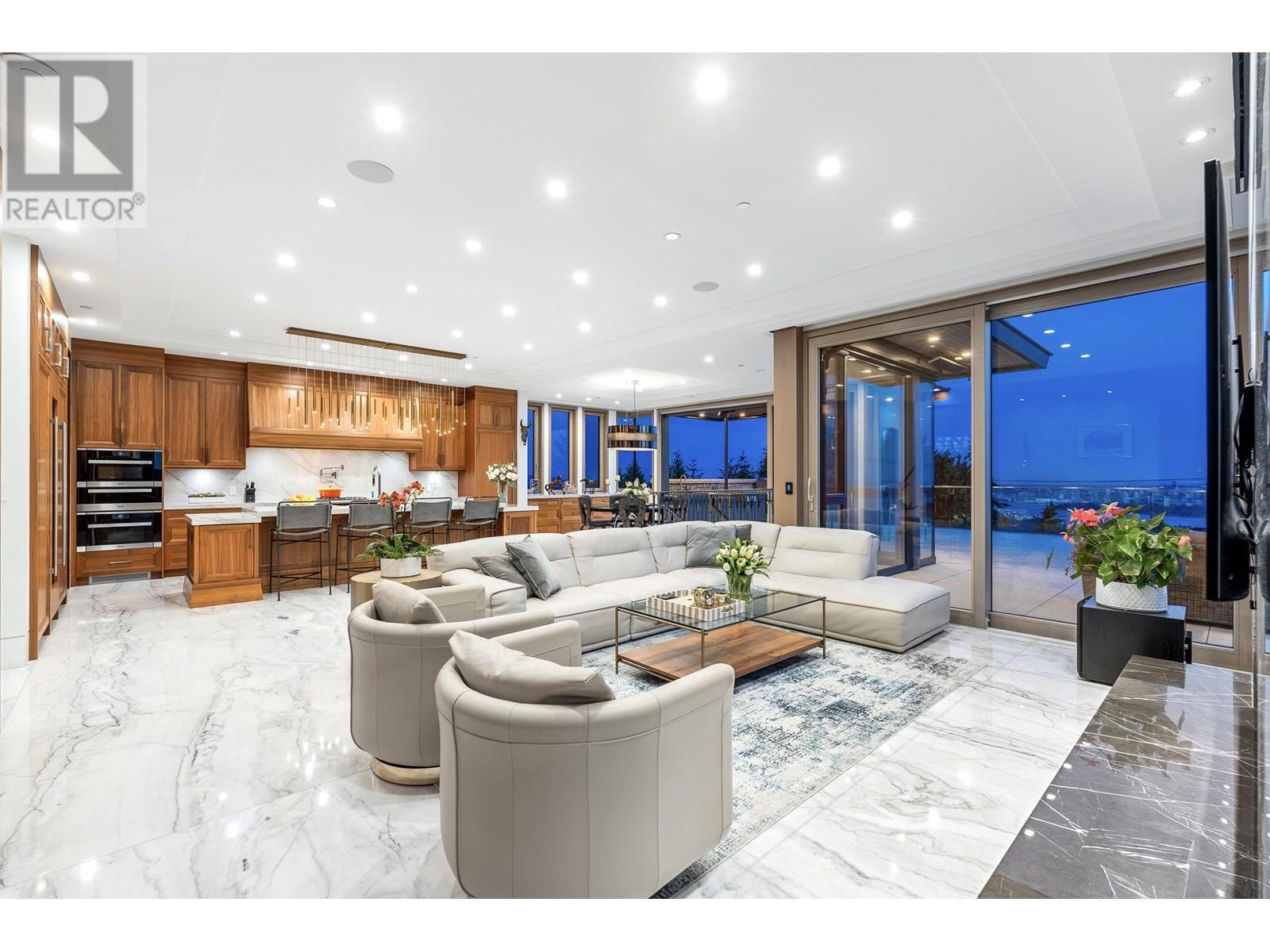 Photo 7 of 1036 Eyremount Drive, West Vancouver BC