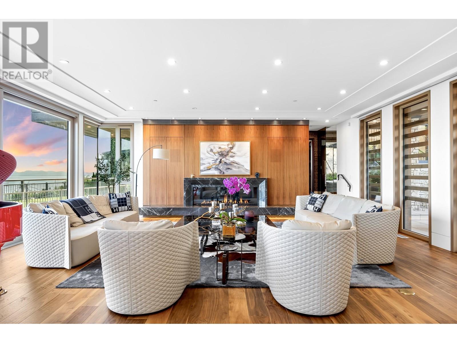 Photo 3 of 1036 Eyremount Drive, West Vancouver BC