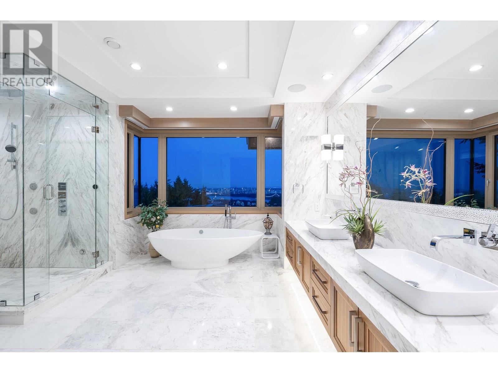 Photo 9 of 1036 Eyremount Drive, West Vancouver BC