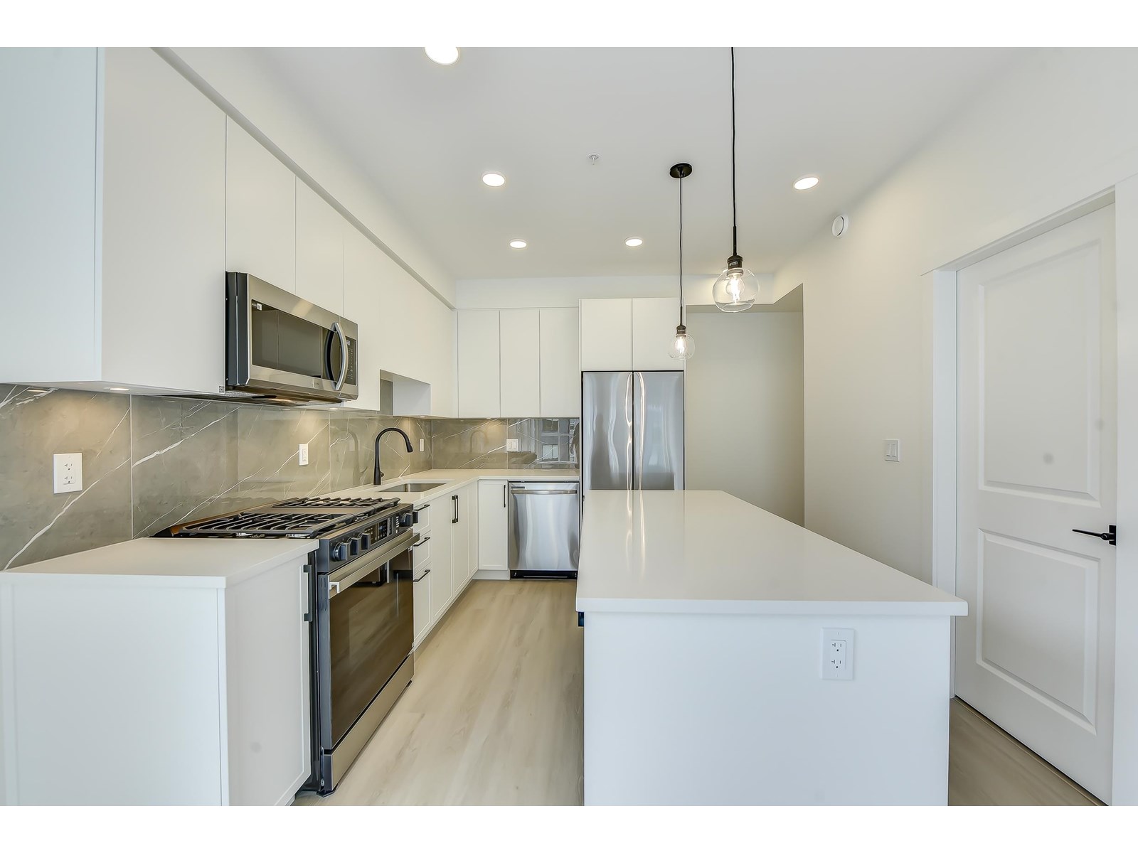 Photo 8 of 522 3480 146 A Street, Surrey BC