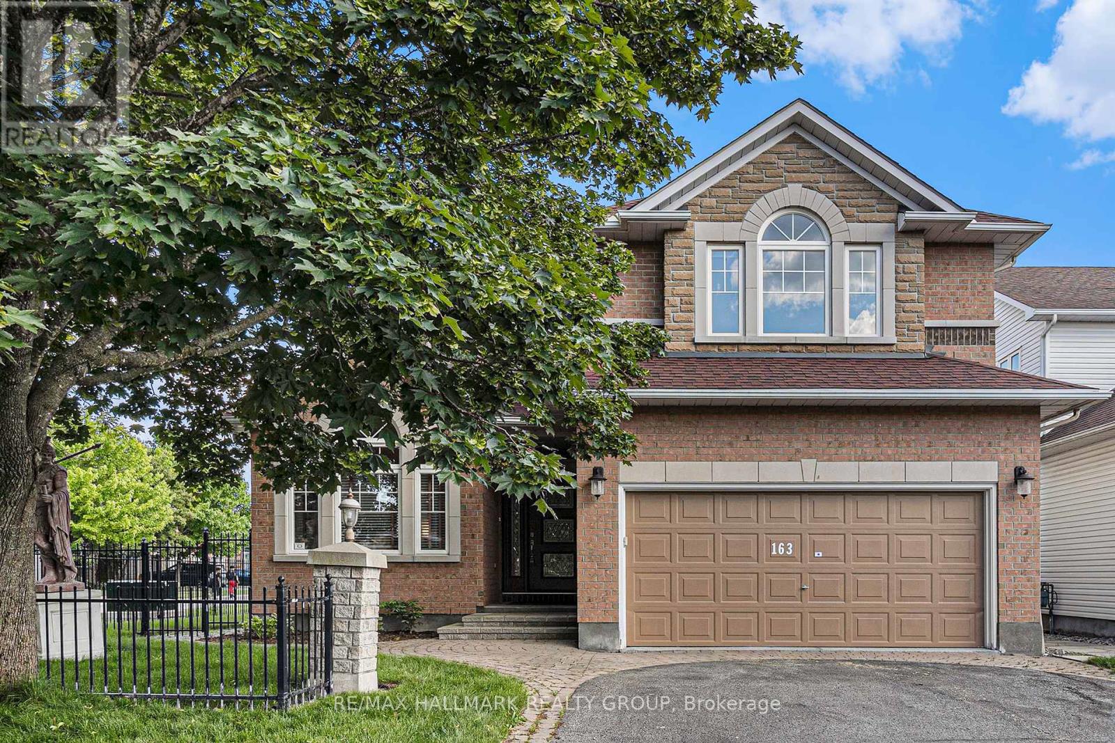 https://ddfcdn.realtor.ca/listing/TS638863139609530000/reb76/highres/9/x12027339_1.jpg