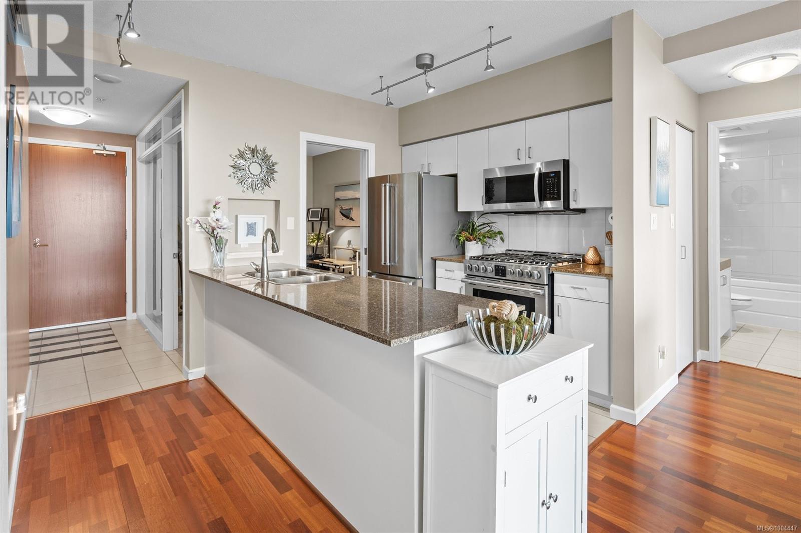 Photo 9 of 906 160 Wilson St, Victoria BC