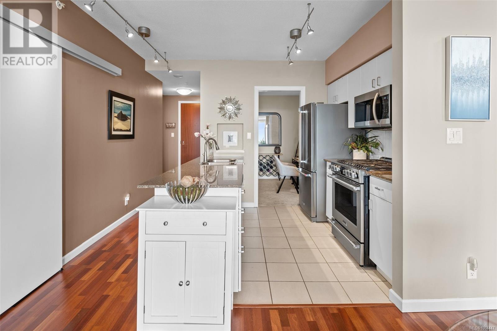 Photo 8 of 906 160 Wilson St, Victoria BC