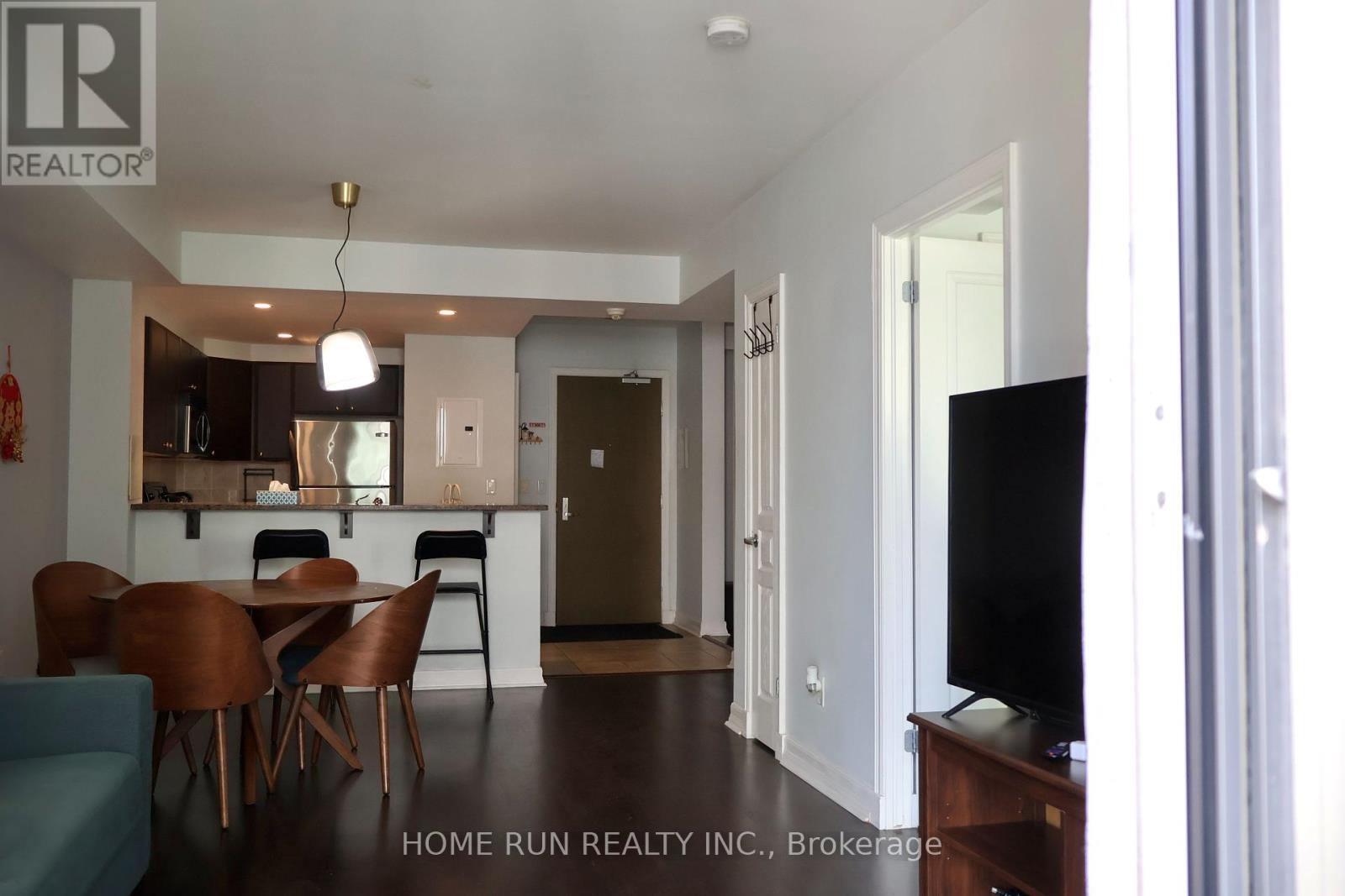 https://ddfcdn.realtor.ca/listing/TS638863178759270000/reb76/highres/9/x12241079_7.jpg