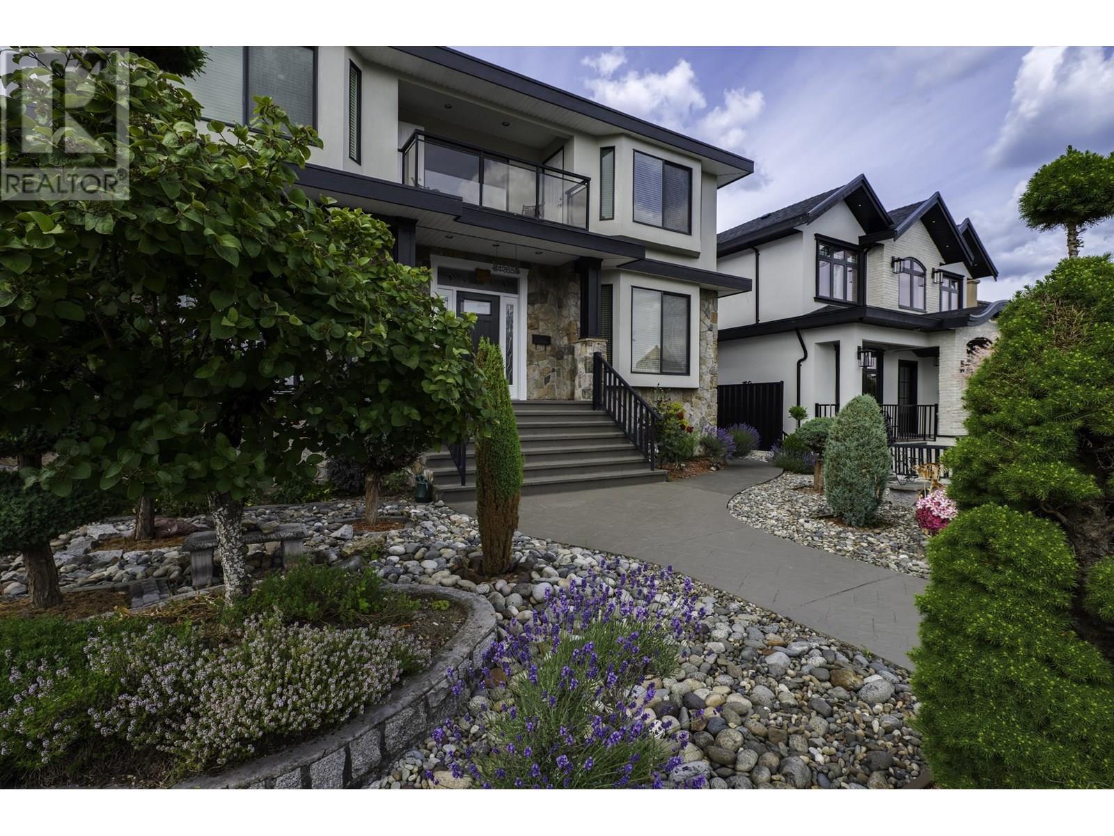Photo 2 of 4265 Grant Street, Burnaby BC