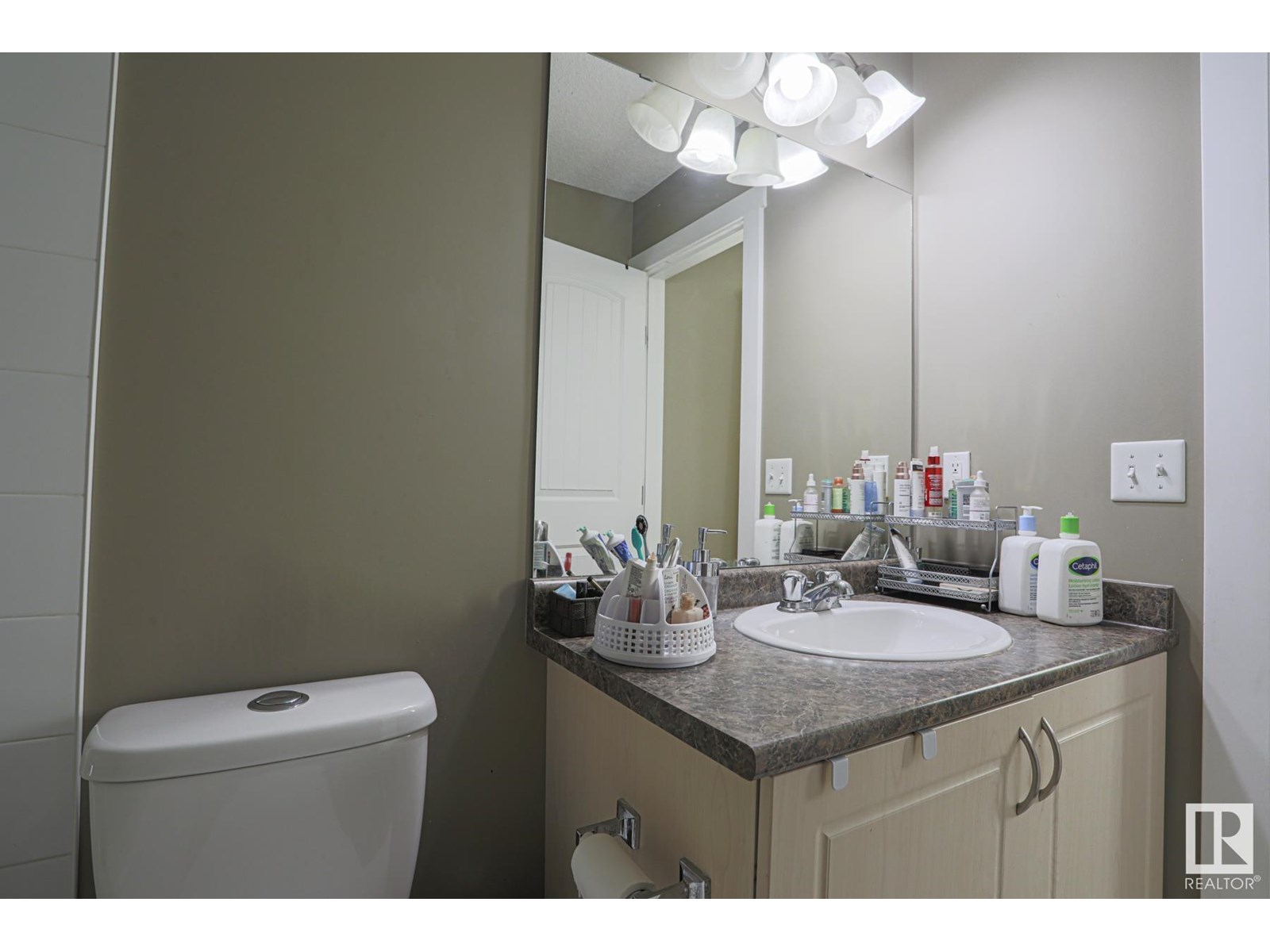 Photo 4 of 1125 37 B Av Nw Nw, Edmonton AB