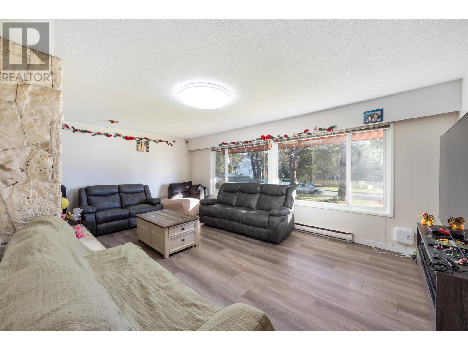 Photo 12 of 830 Irvine Street, Coquitlam BC