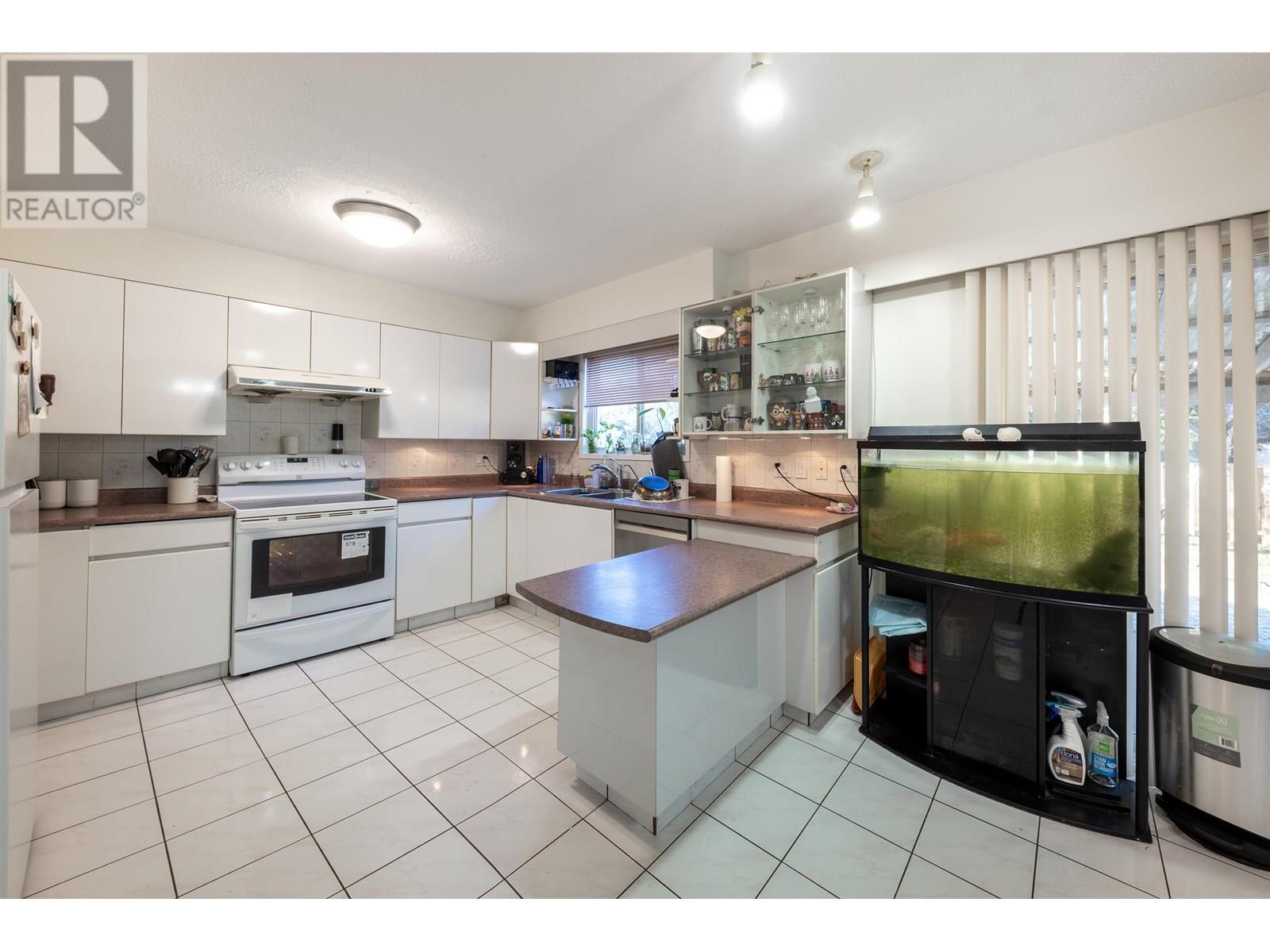 Photo 24 of 830 Irvine Street, Coquitlam BC