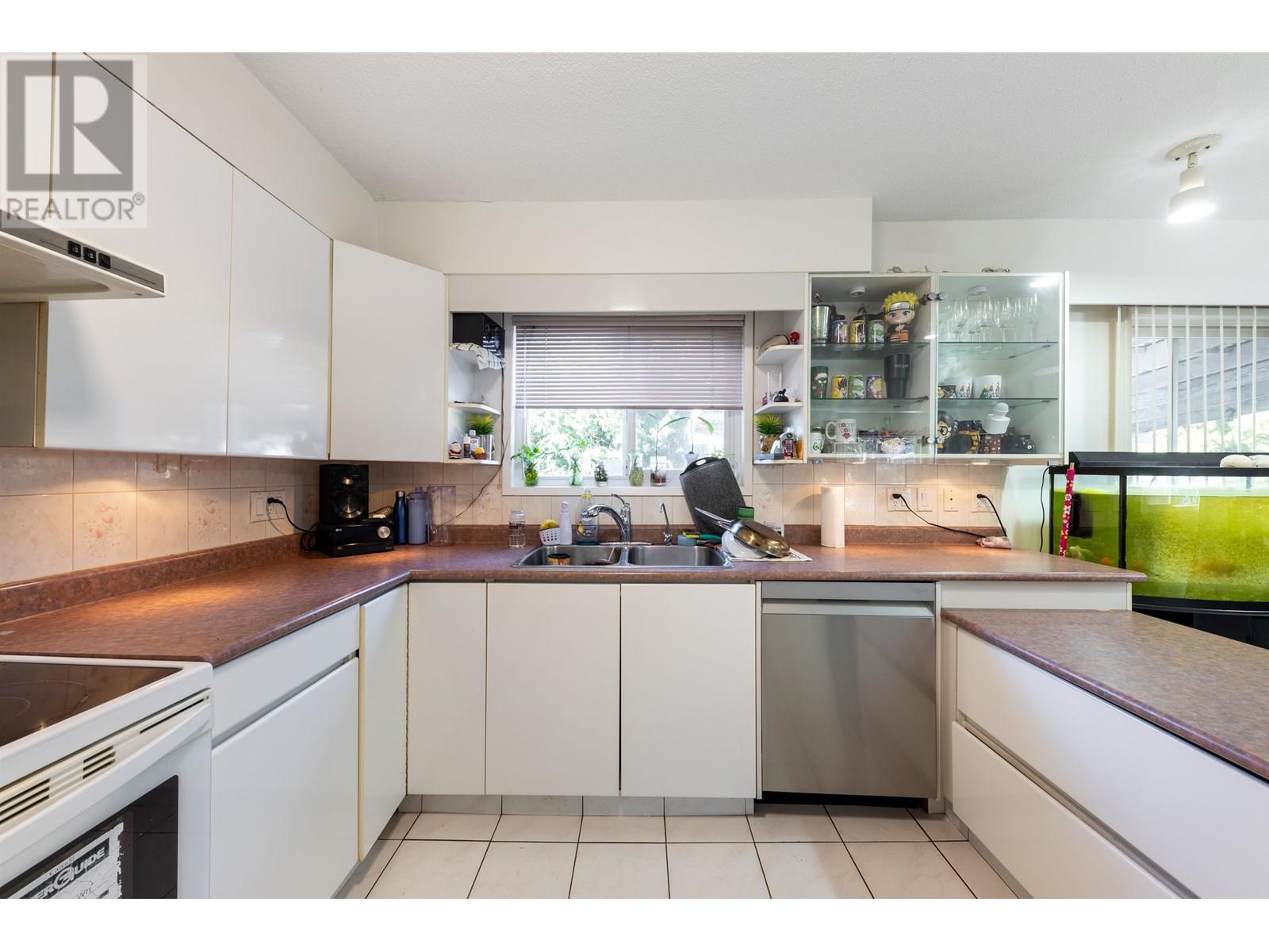 Photo 4 of 830 Irvine Street, Coquitlam BC
