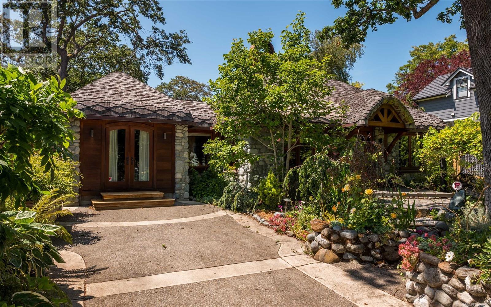 Photo 2 of 752 Monterey Ave, Oak Bay BC