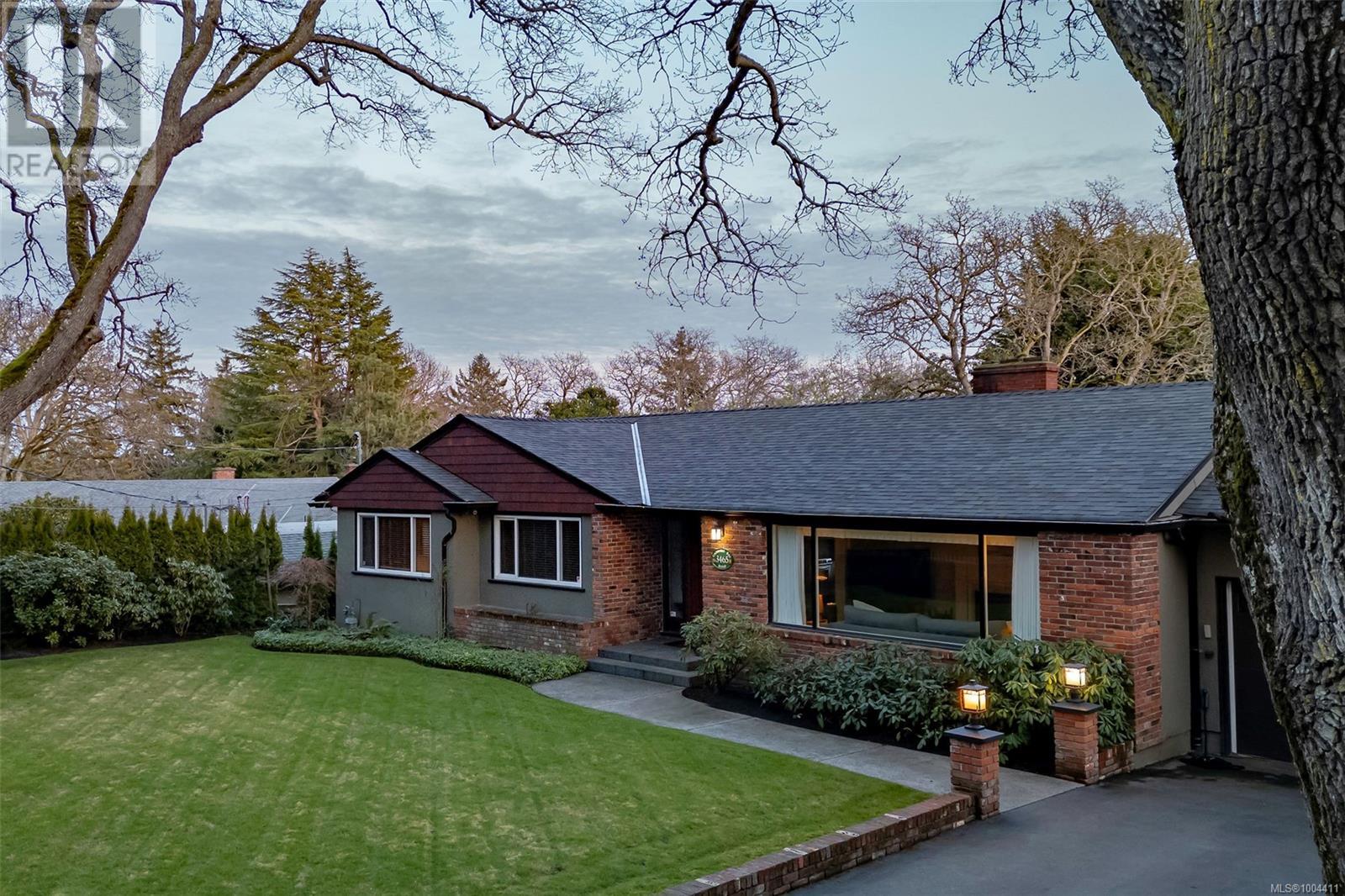 Photo 6 of 3465 Cadboro Bay Rd, Oak Bay BC