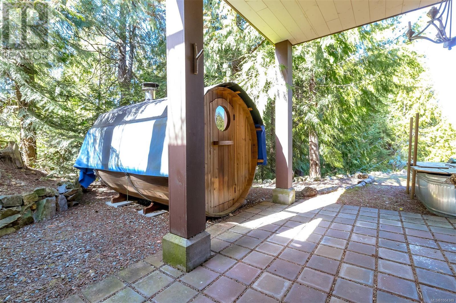 Photo 10 of 1860 Ashling Rd, Qualicum Beach BC