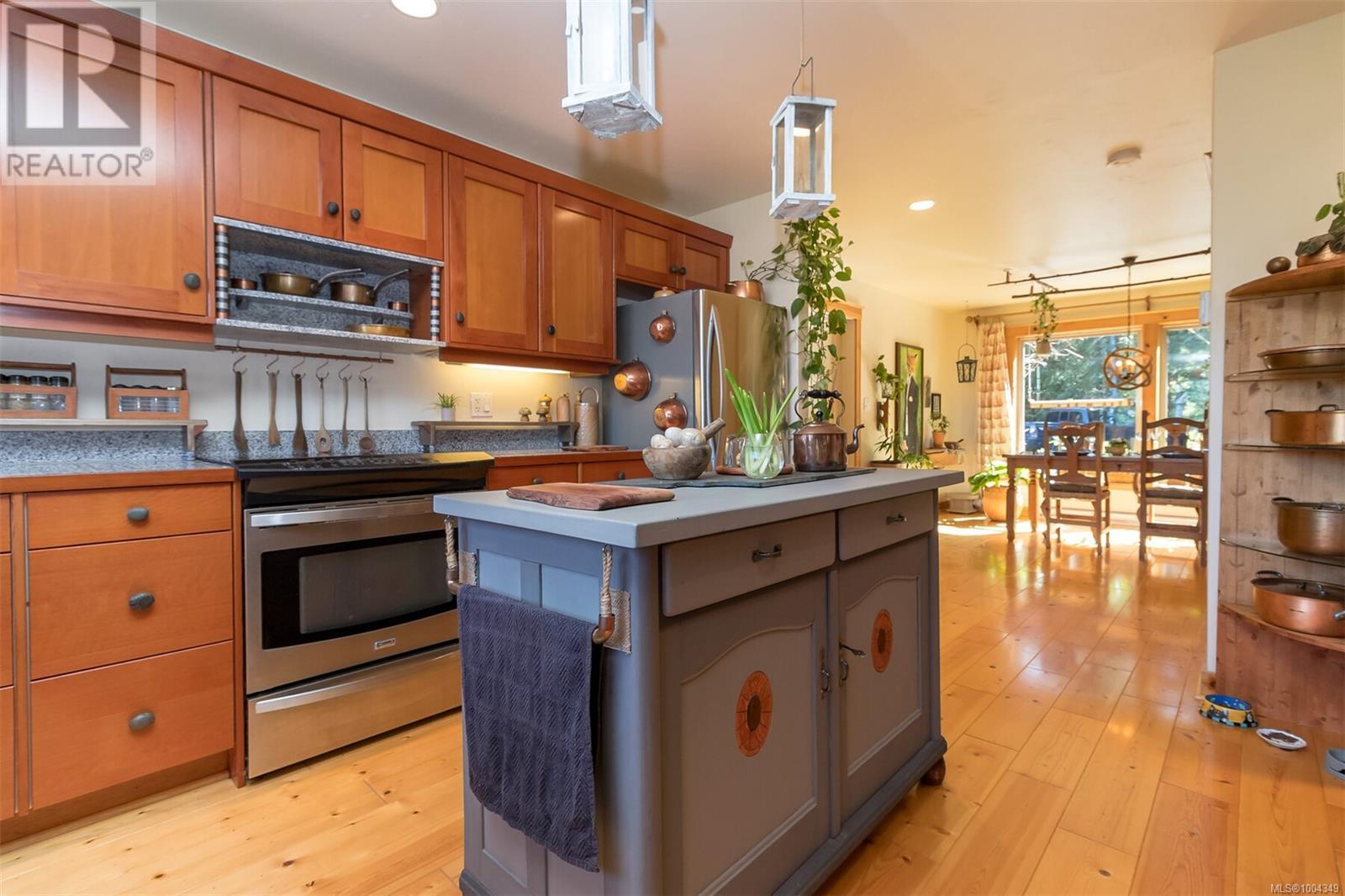 Photo 6 of 1860 Ashling Rd, Qualicum Beach BC