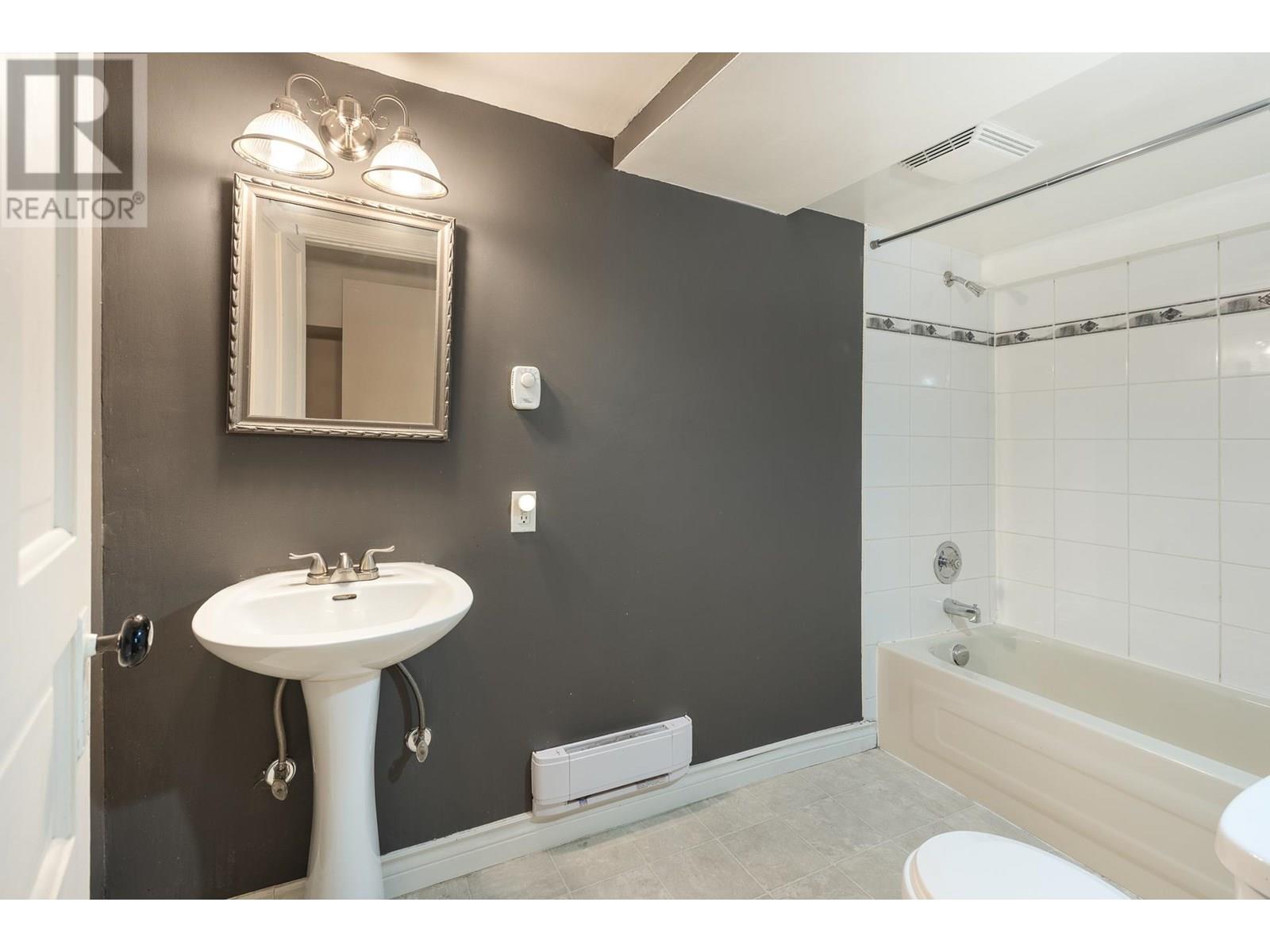 Photo 11 of 322 First Street, New Westminster BC