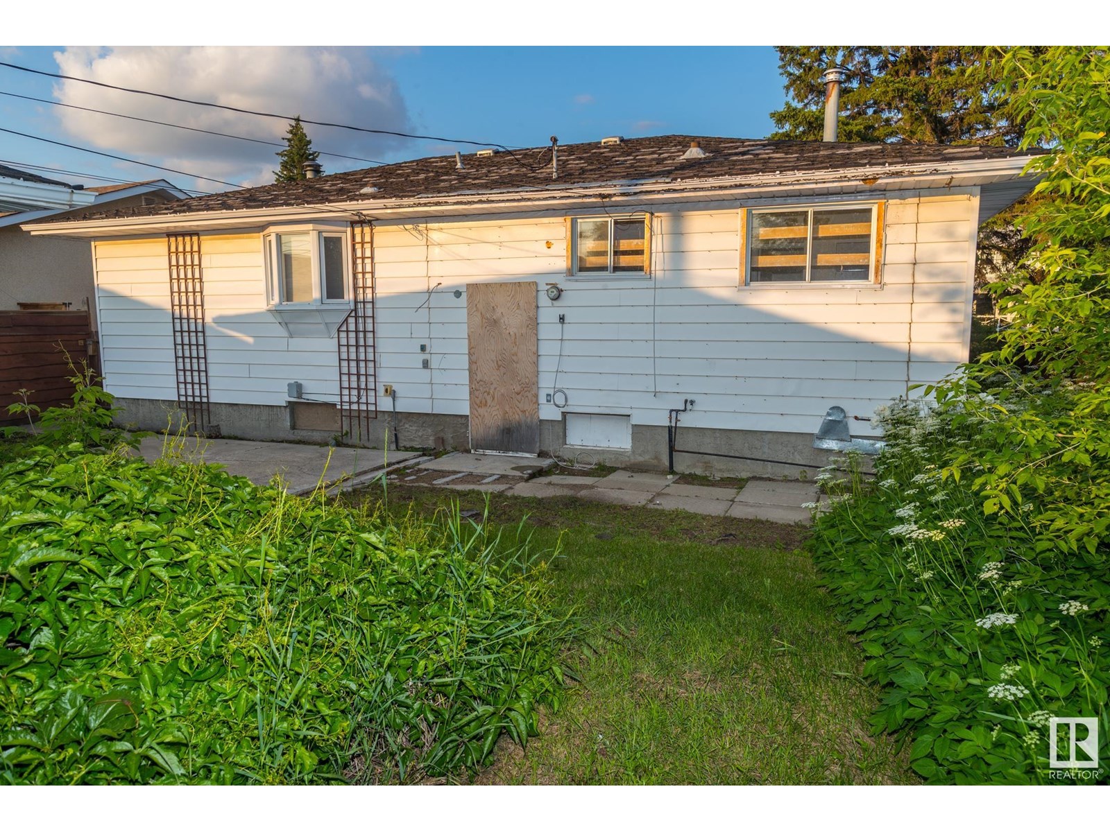 Photo 1 of 9322 168 St Nw, Edmonton AB