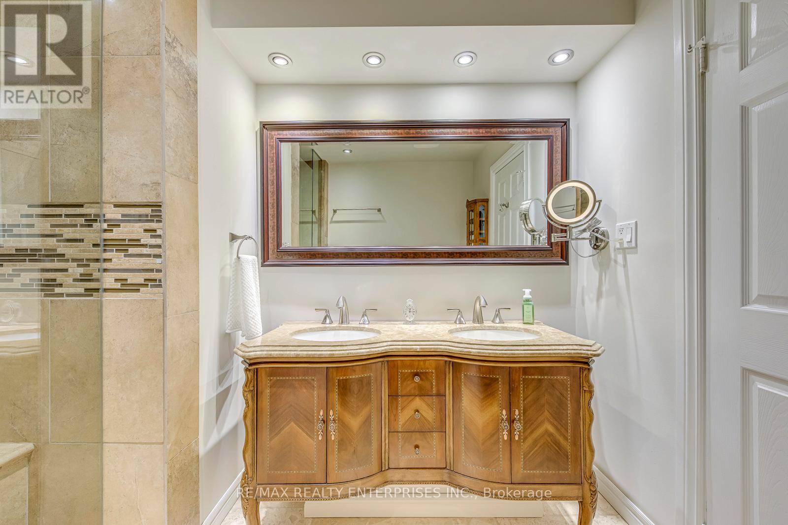 Photo 24 of 25 5658 Glen Erin Drive, Mississauga ON