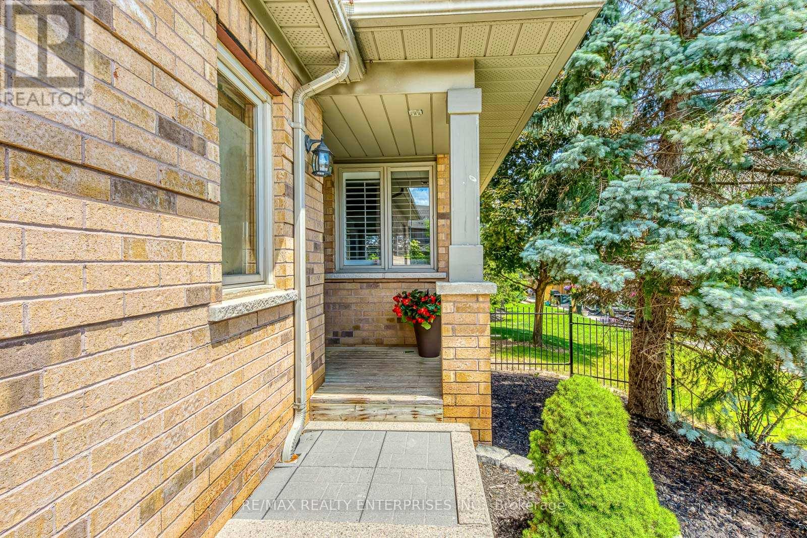 Photo 3 of 25 5658 Glen Erin Drive, Mississauga ON