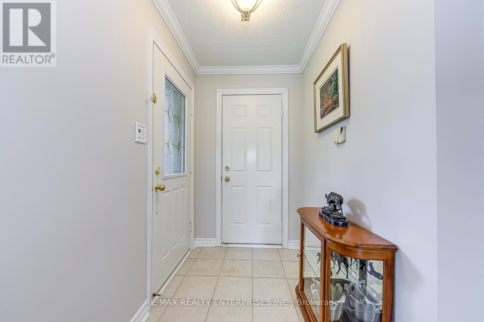 Photo 4 of 25 5658 Glen Erin Drive, Mississauga ON