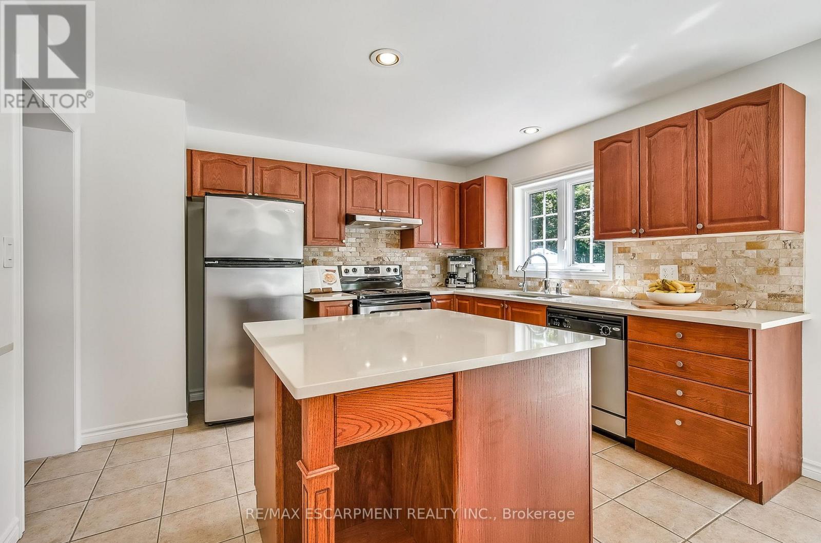Photo 13 of 9 Valley Ridge Lane, Hamilton ON