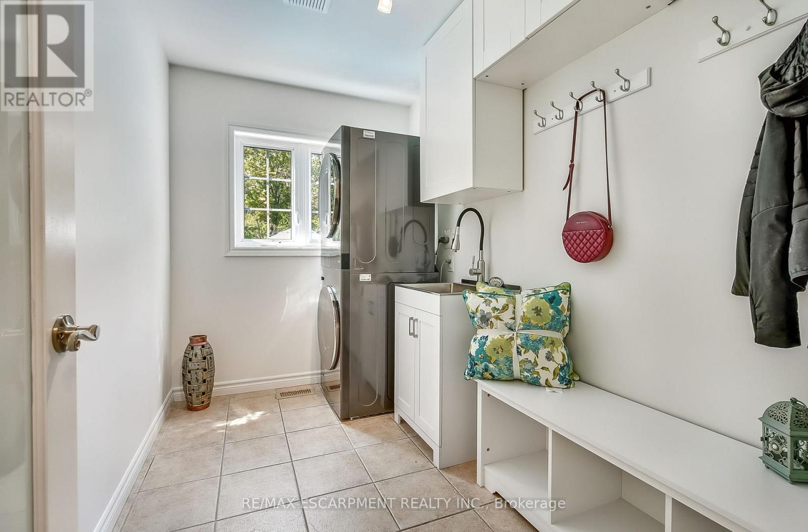 Photo 15 of 9 Valley Ridge Lane, Hamilton ON