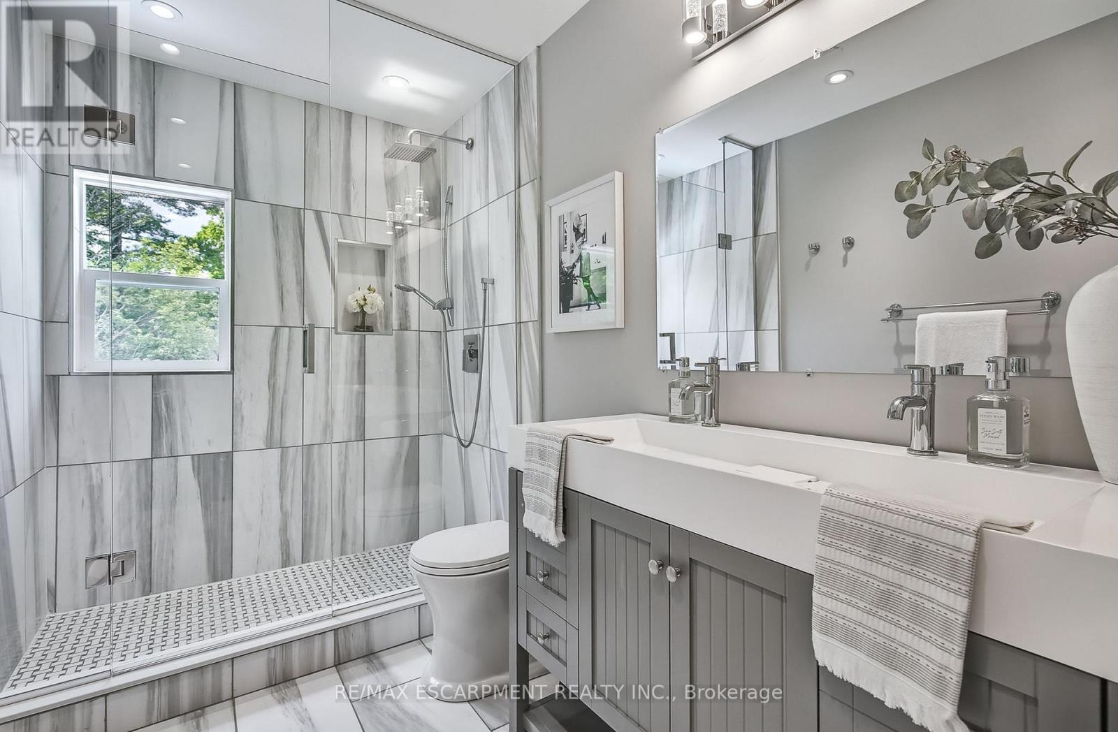 Photo 21 of 9 Valley Ridge Lane, Hamilton ON