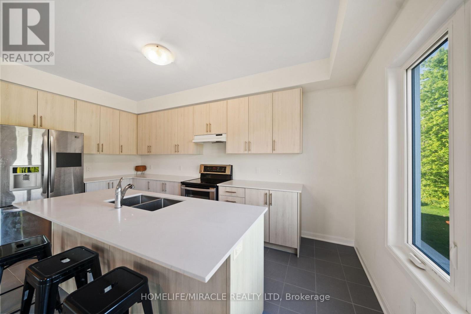 Photo 16 of 54 Oakmont Drive, Loyalist ON