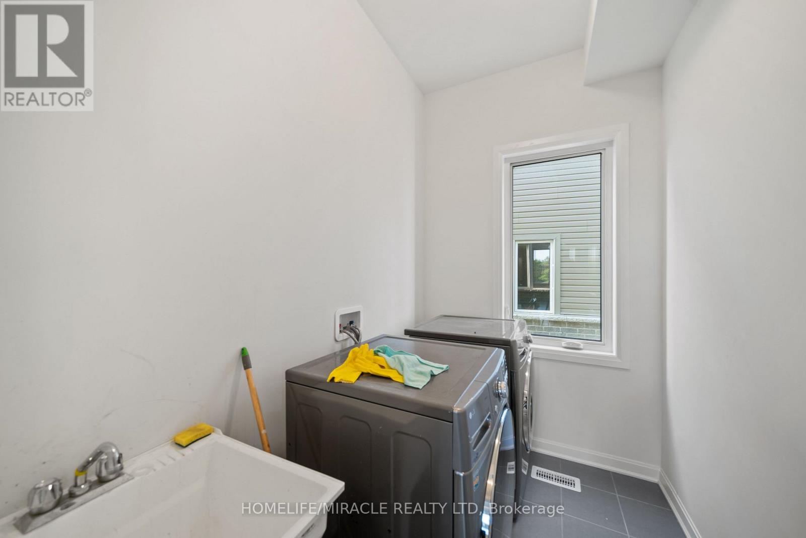 Photo 24 of 54 Oakmont Drive, Loyalist ON