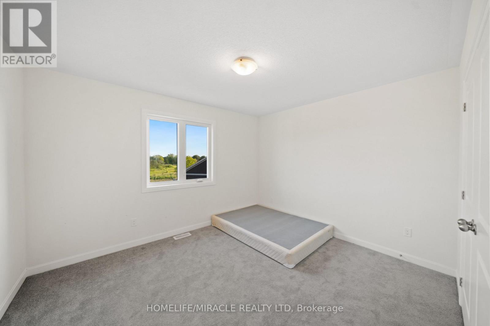 Photo 33 of 54 Oakmont Drive, Loyalist ON