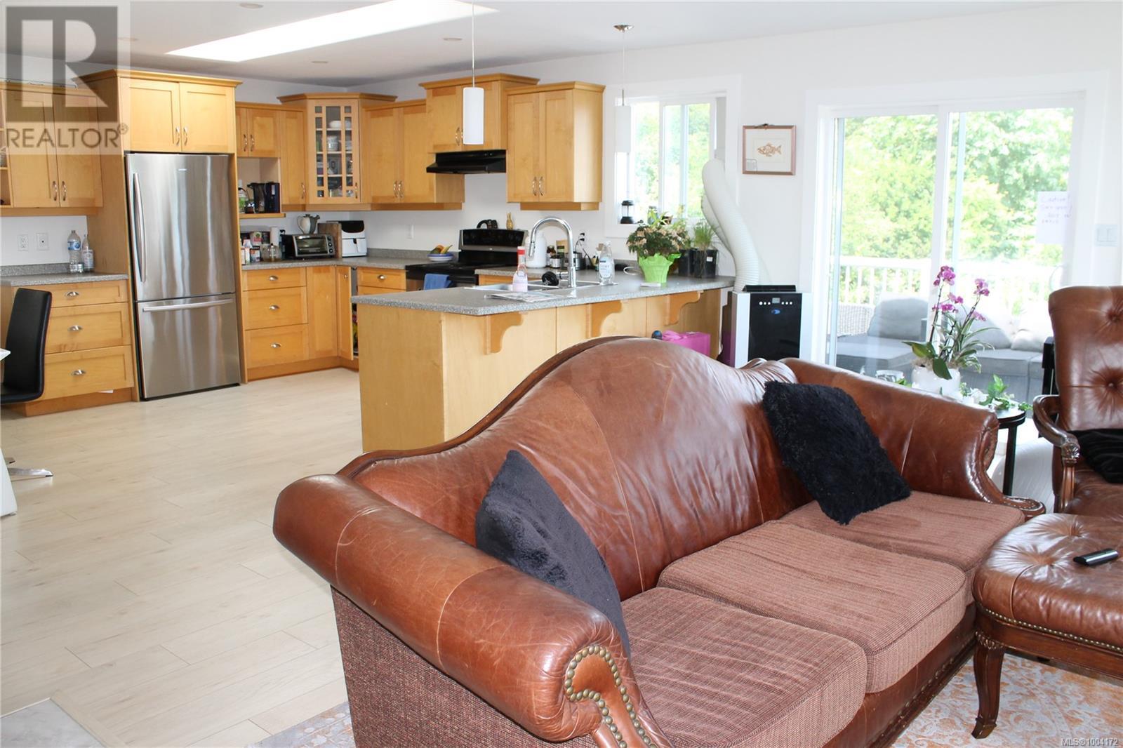 Photo 11 of 6160 Lakeview Dr, Duncan BC